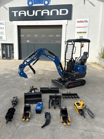 Mini-pelle compacte bleue modèle R10 ECO avec sa panoplie d'accessoires (tarière, godets, brise-roche) devant l'enseigne Taurand.
