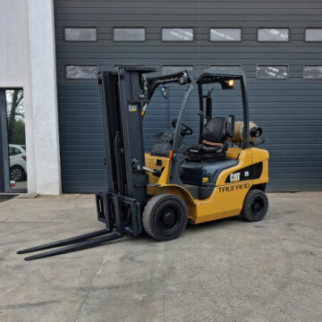 Chariot élévateur CAT GP25NT GPL vue de profil avec fourches
