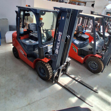 Chariot élévateur diesel HELI 2.5T avec cabine vue de profil