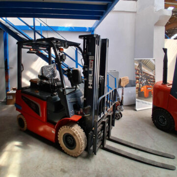 Chariot élévateur électrique HELI 1.8T vue de profil en entrepôt