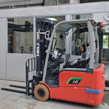 Chariot élévateur électrique HELI 1,6 tonne vue latérale en entrepôt