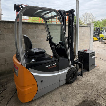 Chariot élévateur électrique STILL RX50-13 triplex vue de profil avec chargeur