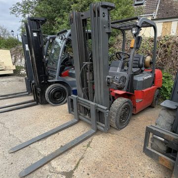 Chariot élévateur gaz STAM 2.5T triplex vue de profil extérieur