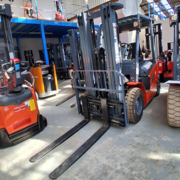 Chariot élévateur HELI triplex 4700 mm vue de face avec fourches