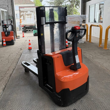 Gerbeur électrique Toyota SWE200D vue de profil en entrepôt