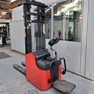 Gerbeur électrique triplex avec plateforme rabattable vue de côté