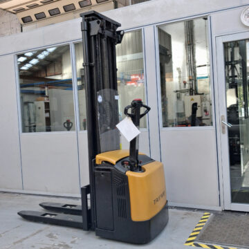 Gerbeur électrique compact en entrepôt pour manutention