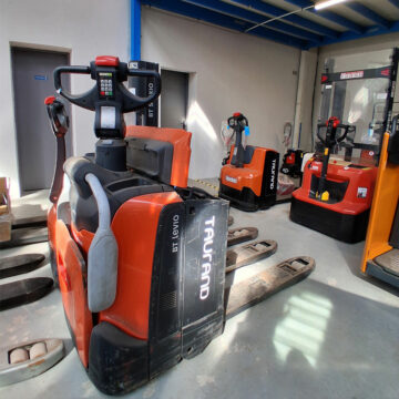 Vue avant du transpalette autoporté BT Toyota 2019 montrant la plateforme conducteur et les commandes.