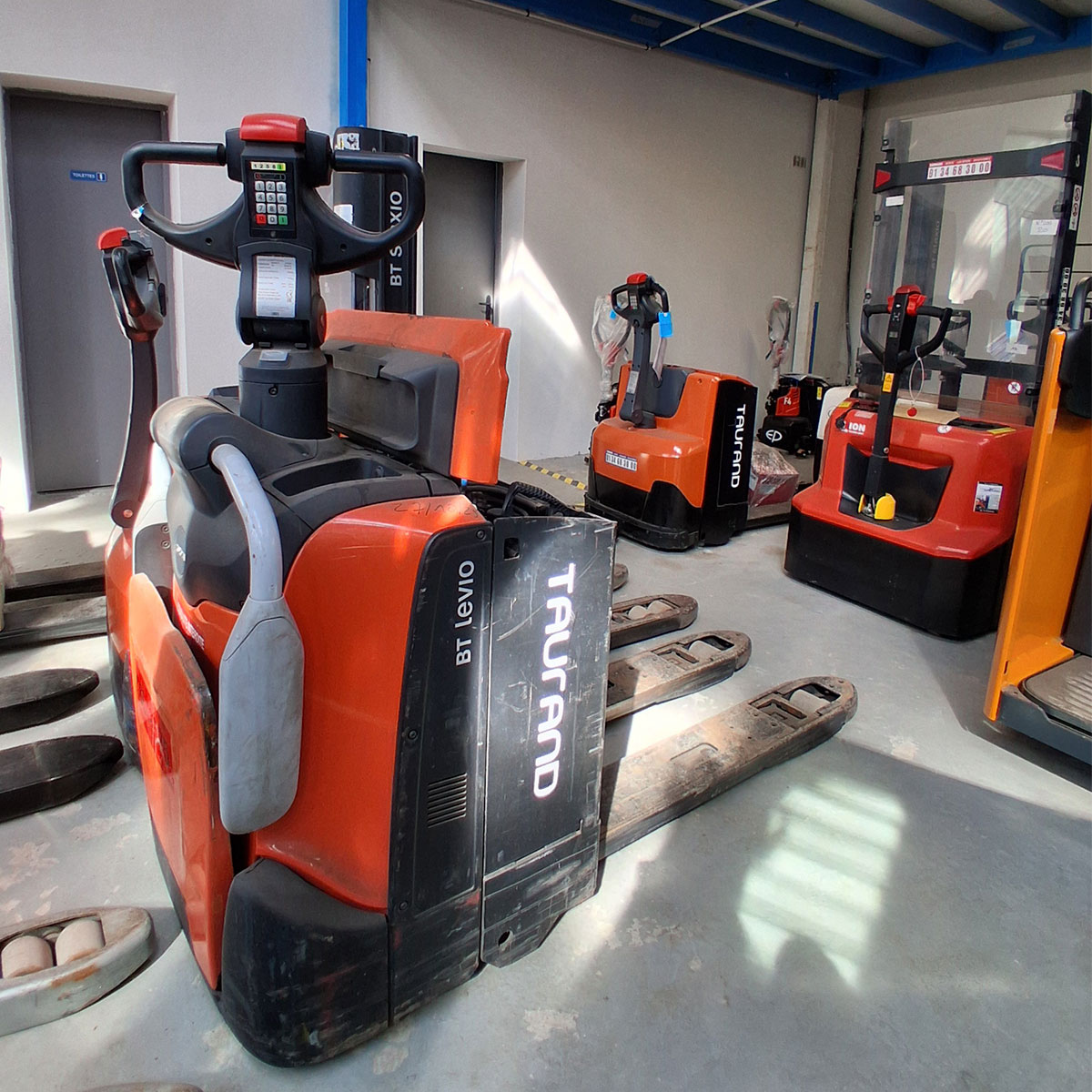 transpalette-autoporte-bt-toyota-2019-vue-avant Vue avant du transpalette autoporté BT Toyota 2019 montrant la plateforme conducteur et les commandes.