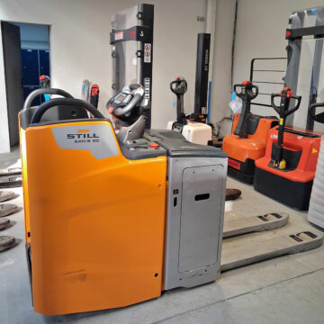 Transpalette électrique STILL EXH-S20 vue de profil avec fourches