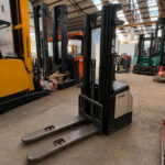 Gerbeur triplex électrique Crown ESR4000 occasion reconditionnée pour stockage et manutention