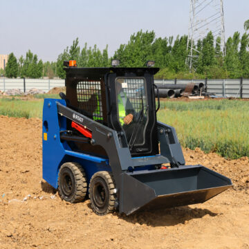 Mini chargeuse sur pneus RIPPA RS07 en utilisation sur chantier