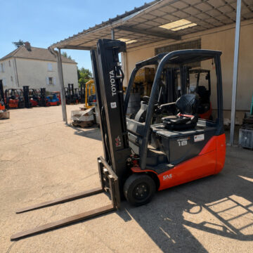 Chariot élévateur électrique TOYOTA 8FBE18T d’occasion reconditionné avec mât Triplex 4 700 mm et capacité de 1 800 kg