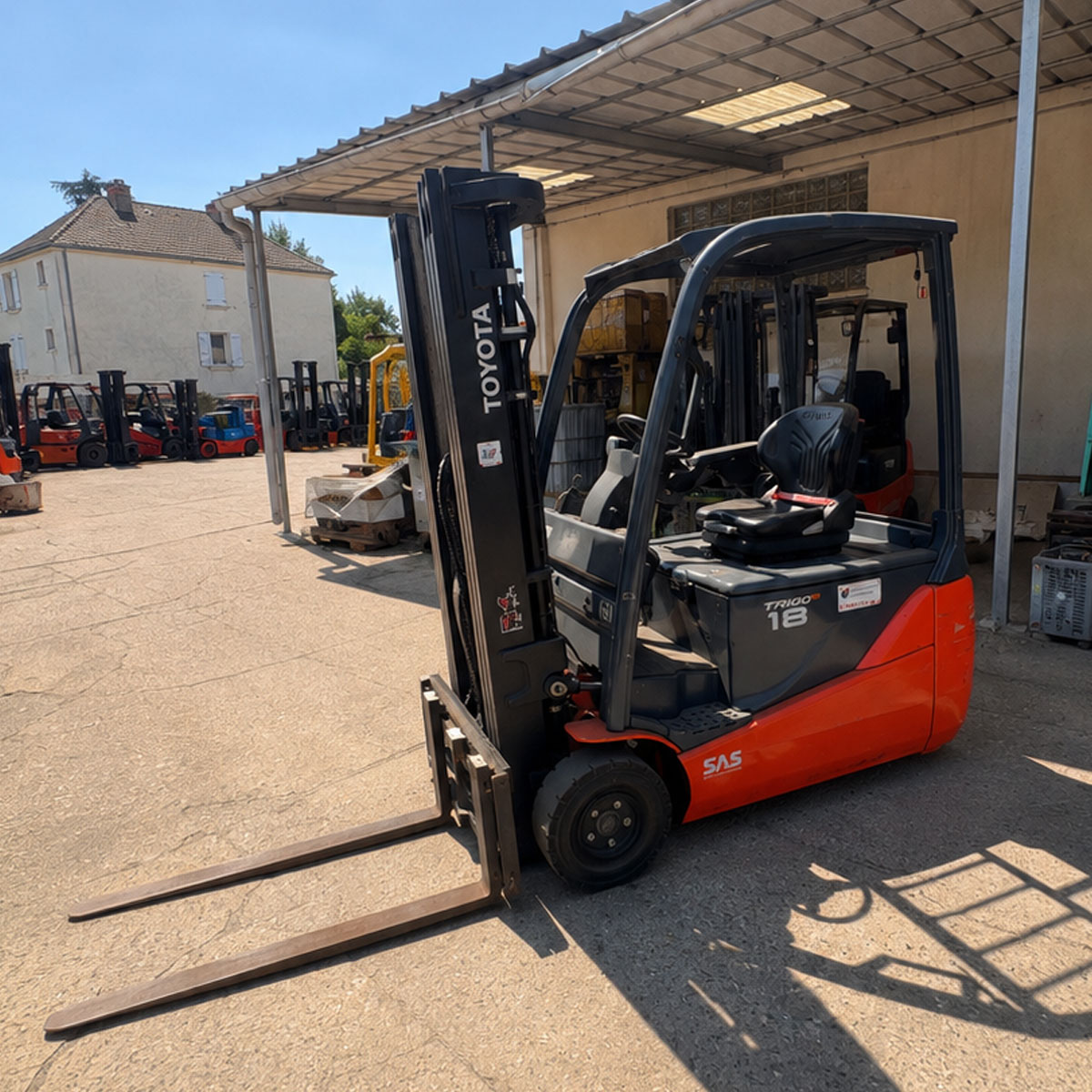 Chariot élévateur électrique TOYOTA 8FBE18T d’occasion reconditionné avec mât Triplex 4 700 mm et capacité de 1 800 kg