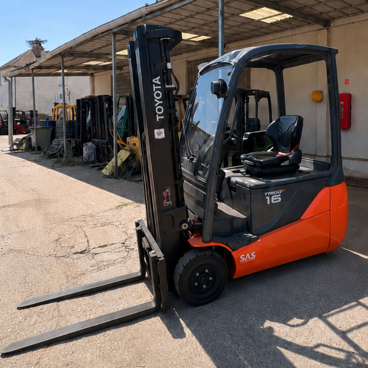 Chariot élévateur électrique TOYOTA 8FBMK16T d’occasion reconditionné avec mât Triplex, tablier à déplacement latéral et pare-brise avant
