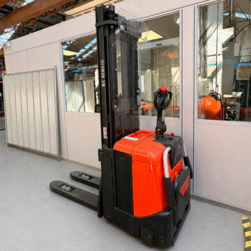 Gerbeur électrique BT SPE125L 1250 kg avec mât Triplex 5400 mm et plateforme rabattable