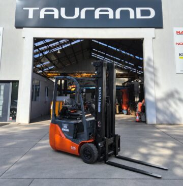 Chariot élévateur TOYOTA 8FBE15T électrique 1 500 kg devant Taurand Service Manutention