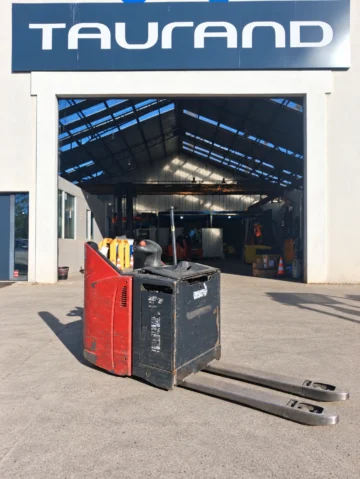 Transpalette électrique Fenwick T20SP repeint devant un atelier industriel